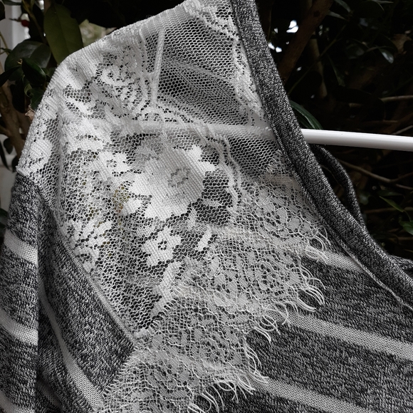 NWOT GRAY & WHITE STRIPED POLY HI/LO TOP,  XXL - Picture 3 of 7